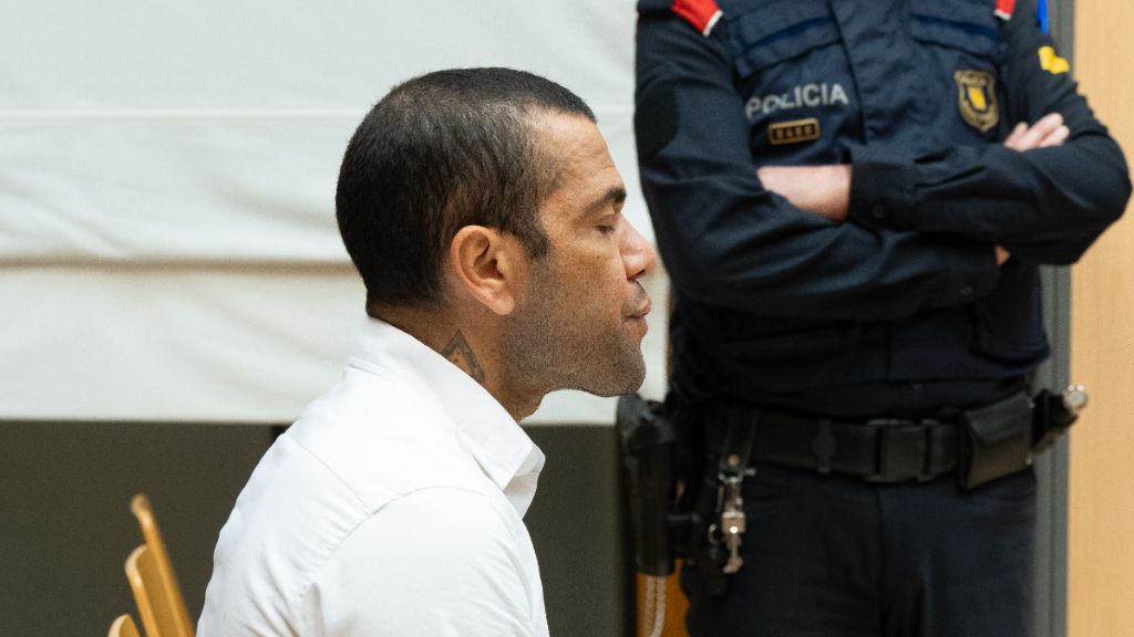 Dani Alves sentado en el banquillo de los acusados (Europa Press)