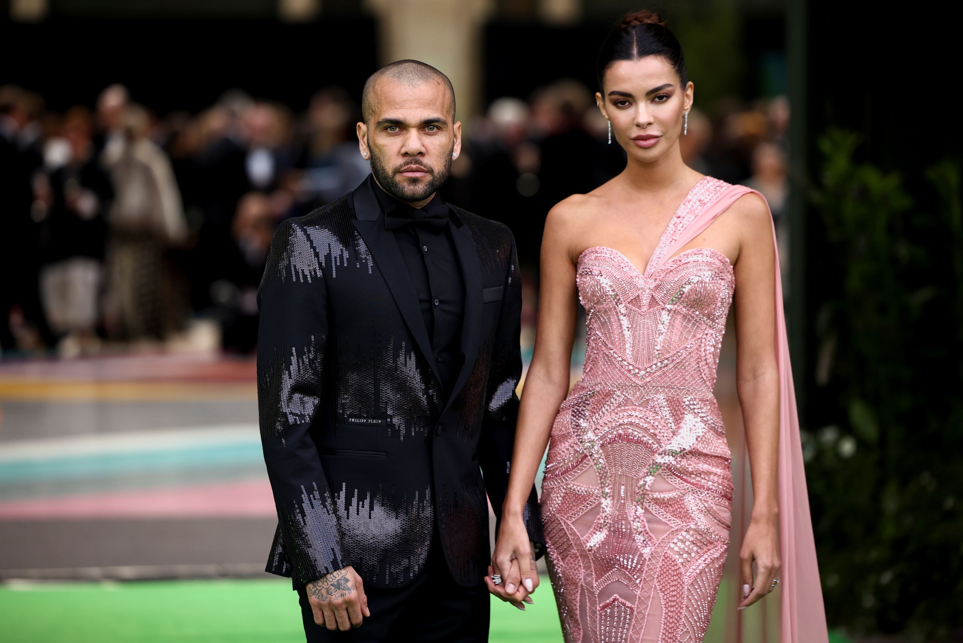 Dani Alves y Joana Sanz, en una alfombra roja.