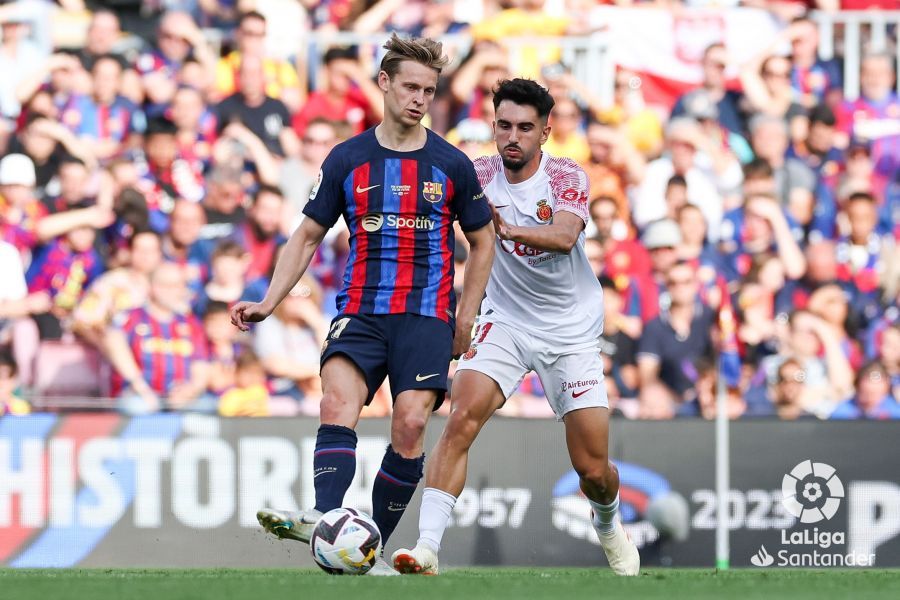  De Jong controla el balón en el Barcelona-Mallorca.