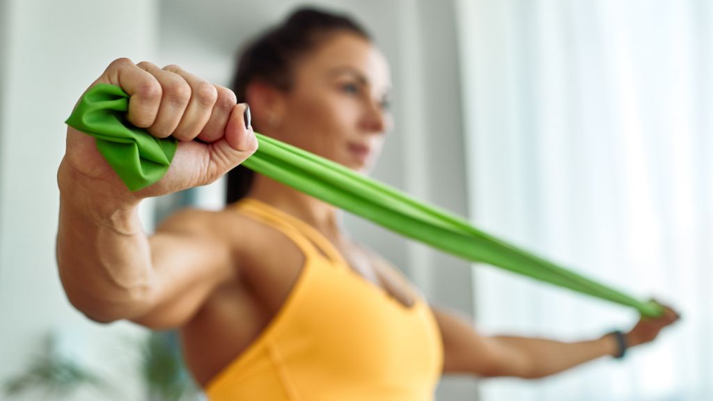 Deportista ejecutando el el ejercicio 'Band-Pull Apart'.