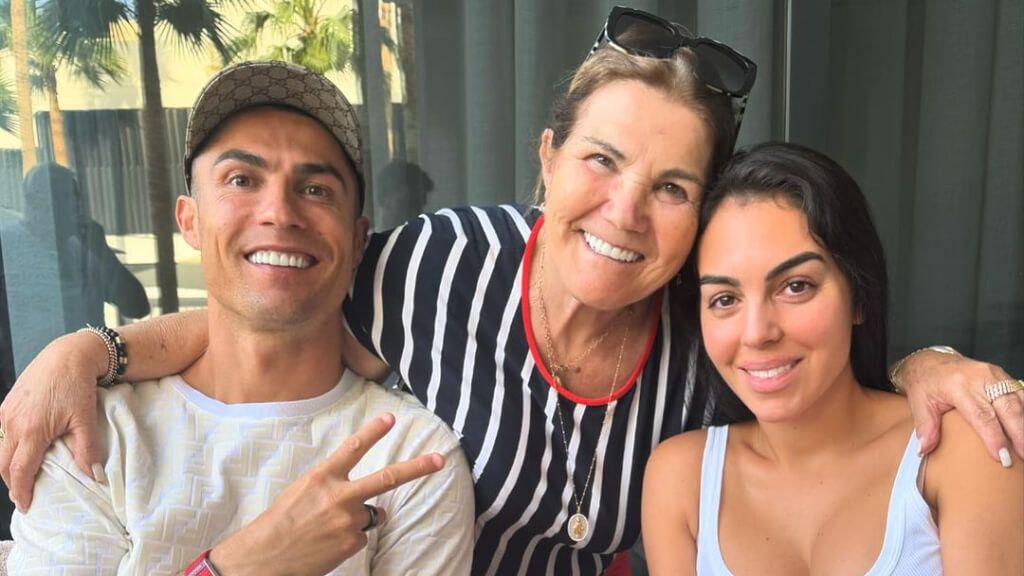  Dolores Aveiro posando con Georgina Rodríguez y Cristiano Ronaldo (Instagram: @doloresaveiroofficial)