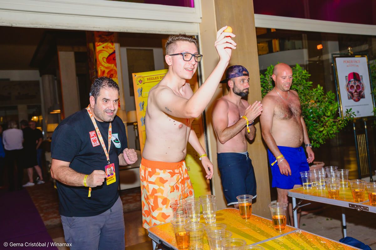  Don Loukas Konstantinidis juega al beer pong, don Fernando observa agazapado esperando su oportunidad.