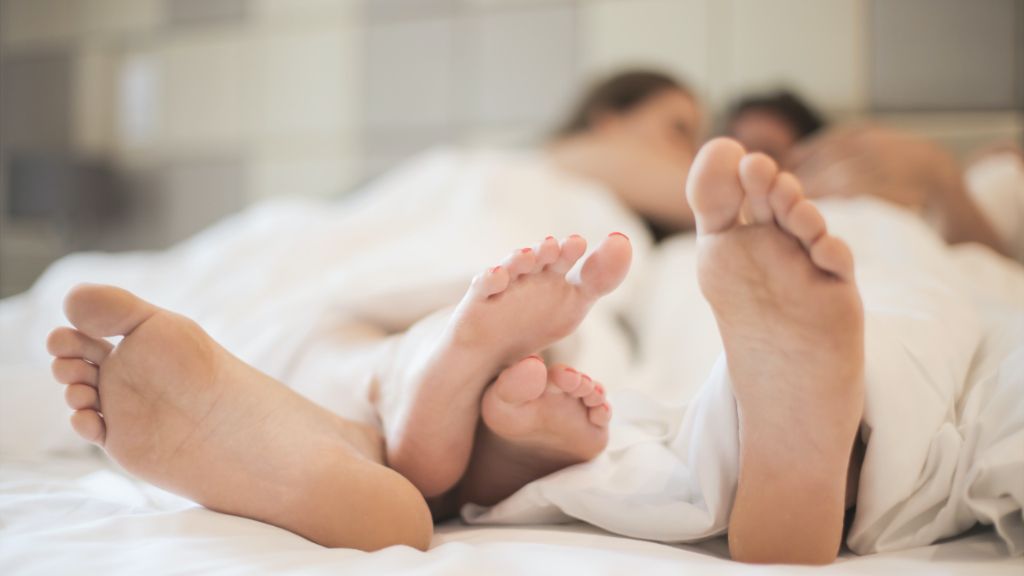  Pareja de hombre y mujer durmiendo abrazados