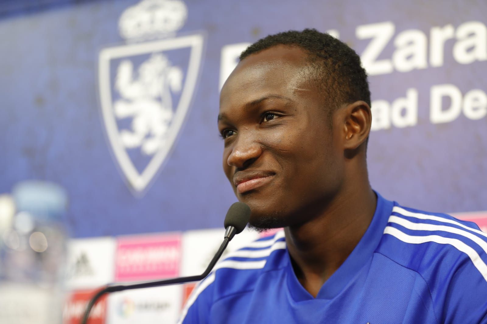  Dwamena sonríe en sala de prensa.