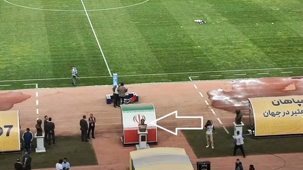  El busto que provocó la cancelación del partido.