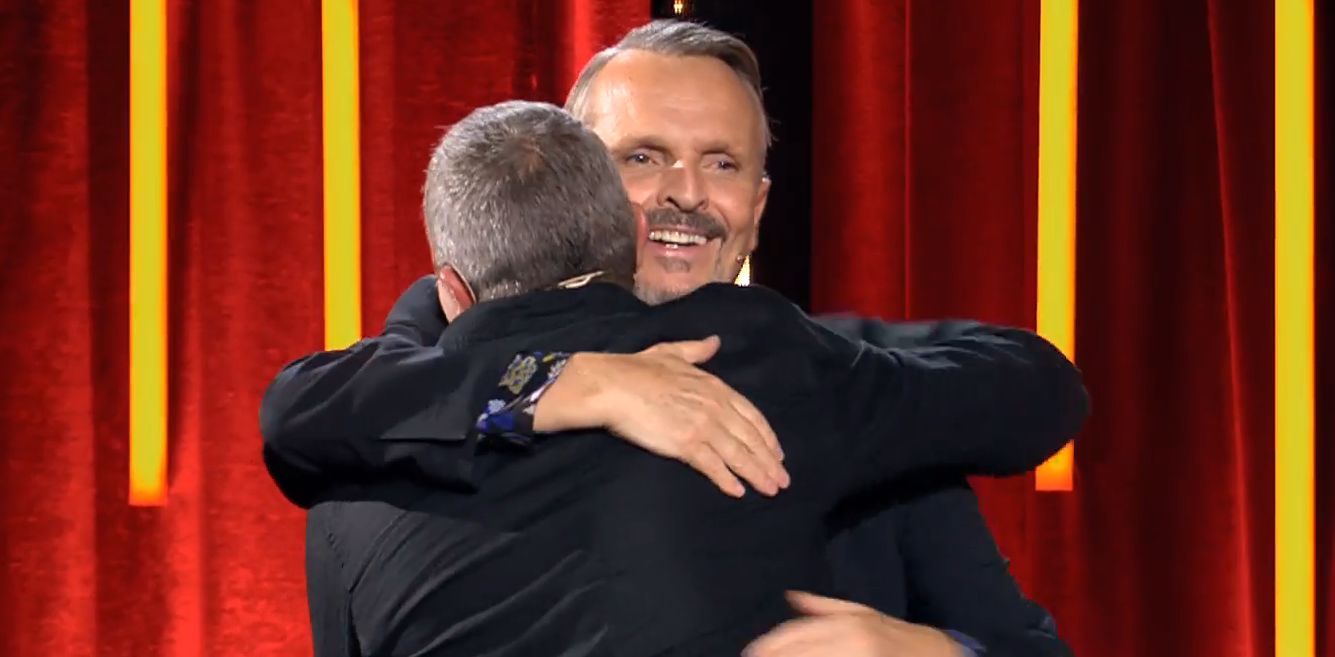  El cariñoso saludo entre Miguel Bosé y Manolo Sanchís en 'El musical de tu vida' (Telecinco)
