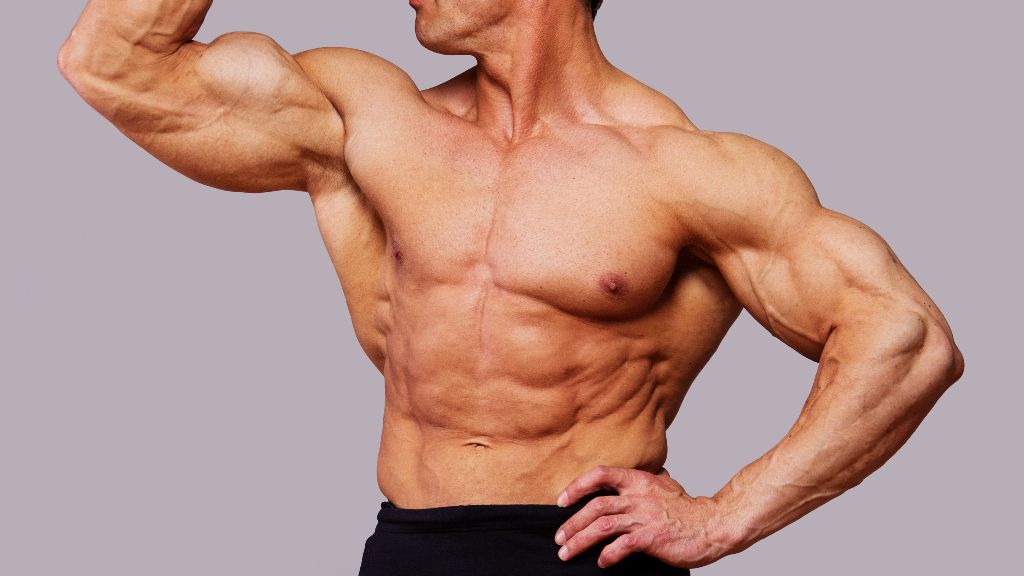 Hombre musculado marcando bíceps