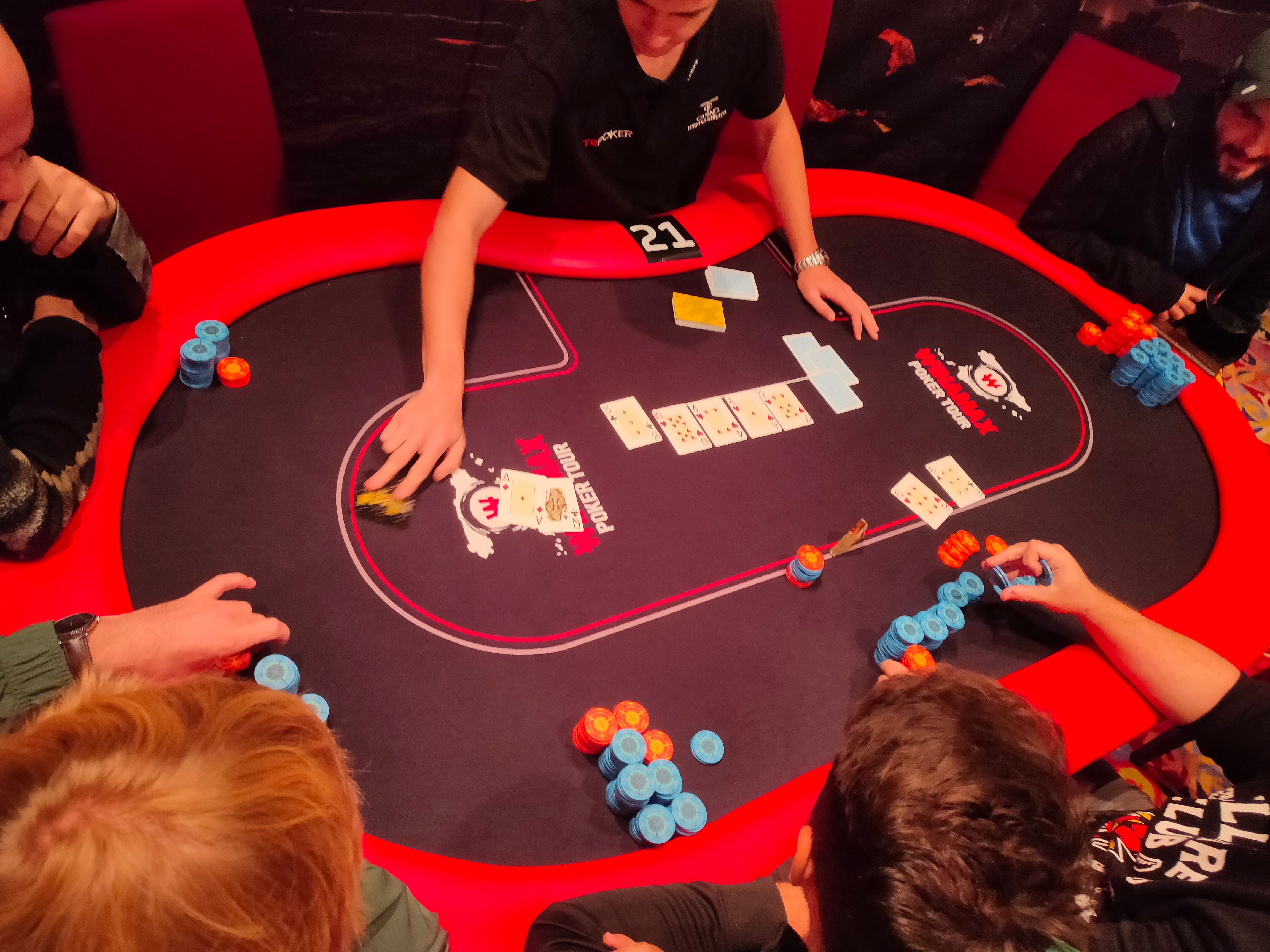 El crupier hace el reparto de la baraja.