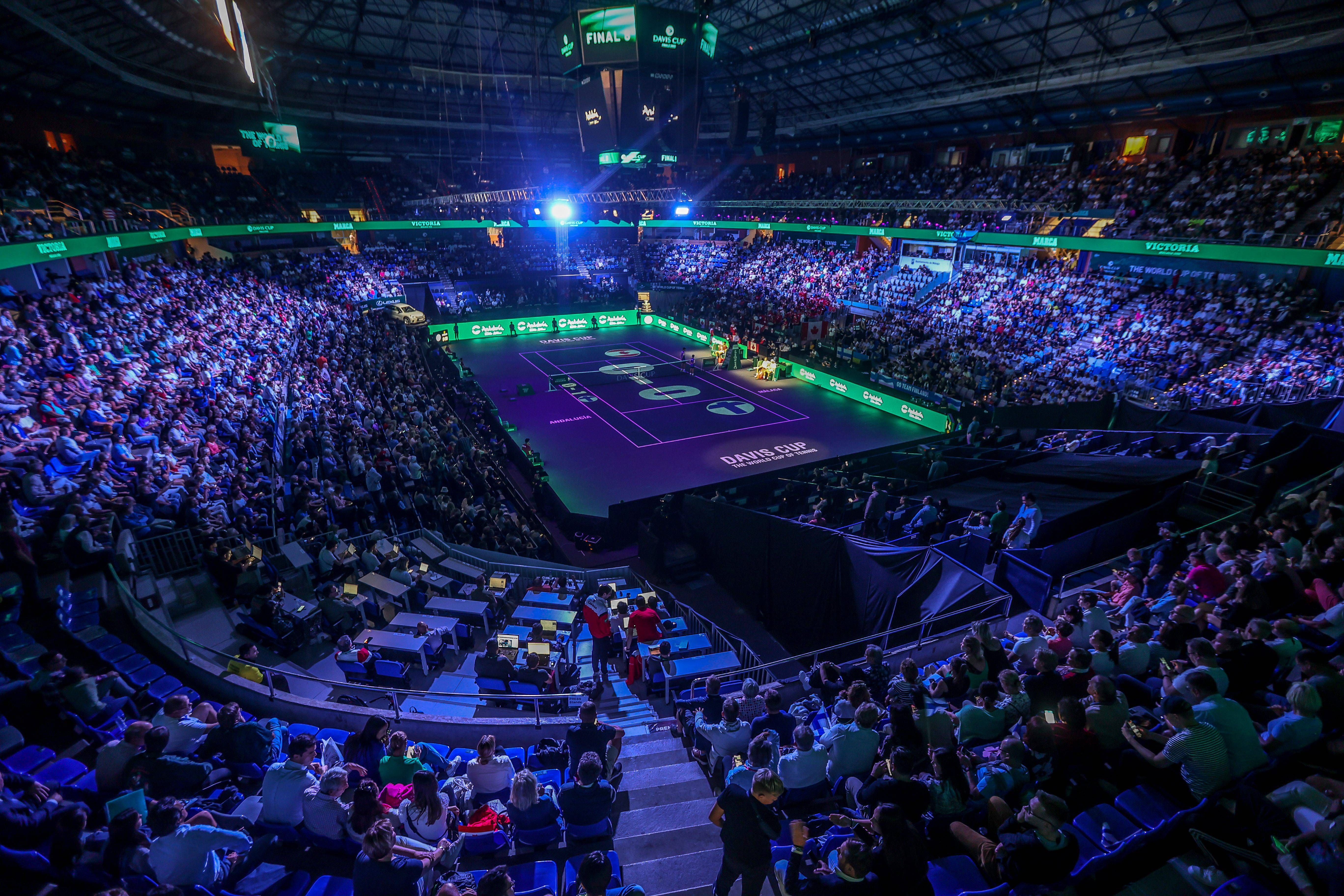  El Estadio de Málaga, repleto de gente para un partido de la Copa Davis.