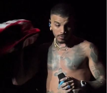 El gesto de Rauw Alejandro al ver la bufanda con el rostro de Rosalía (@itxaso_ateca)