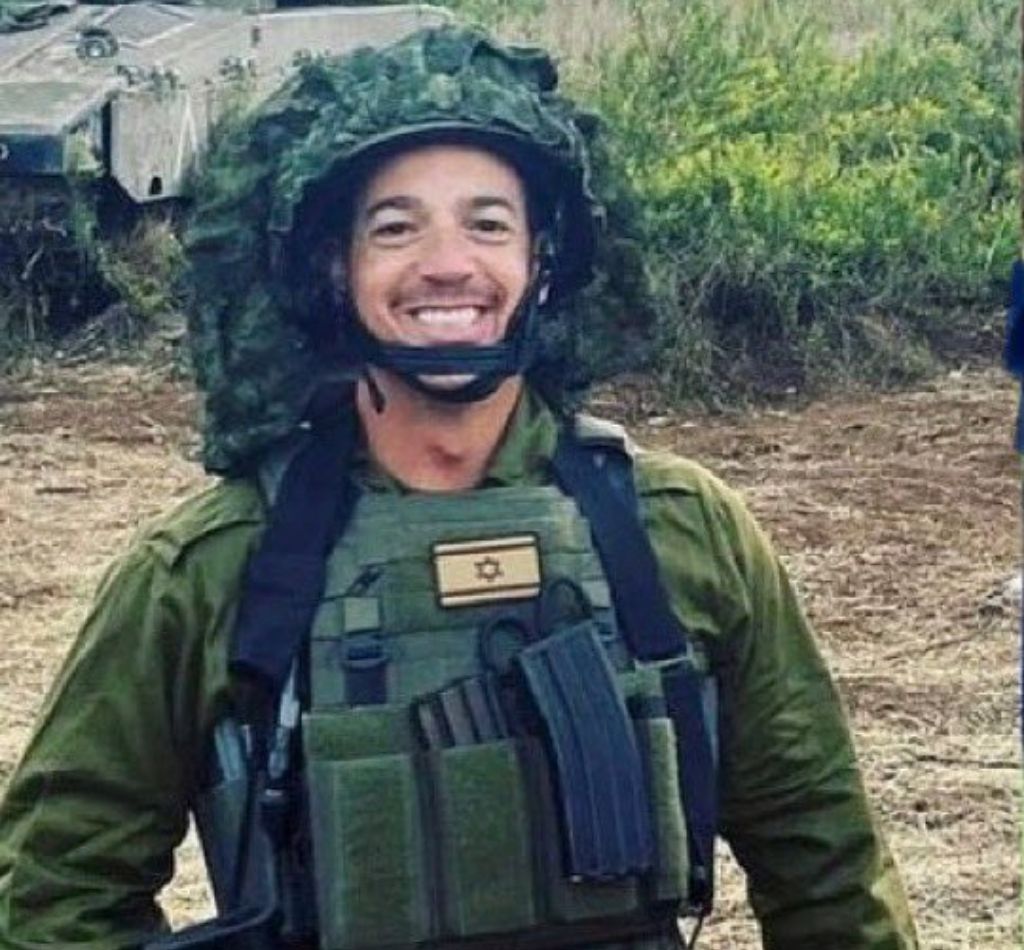  El guardaespaldas de Taylor Swift ataviadomilitarmente (@ReichmanShmuel)