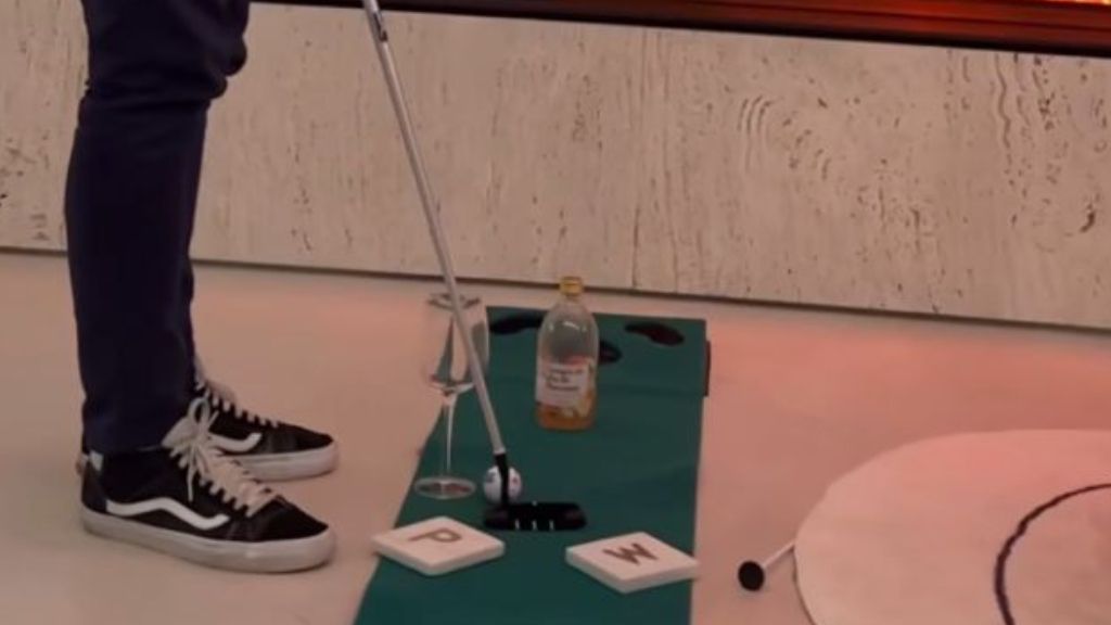 El improvisado campo de juego del minigolf de Paddy (@paddy.8)