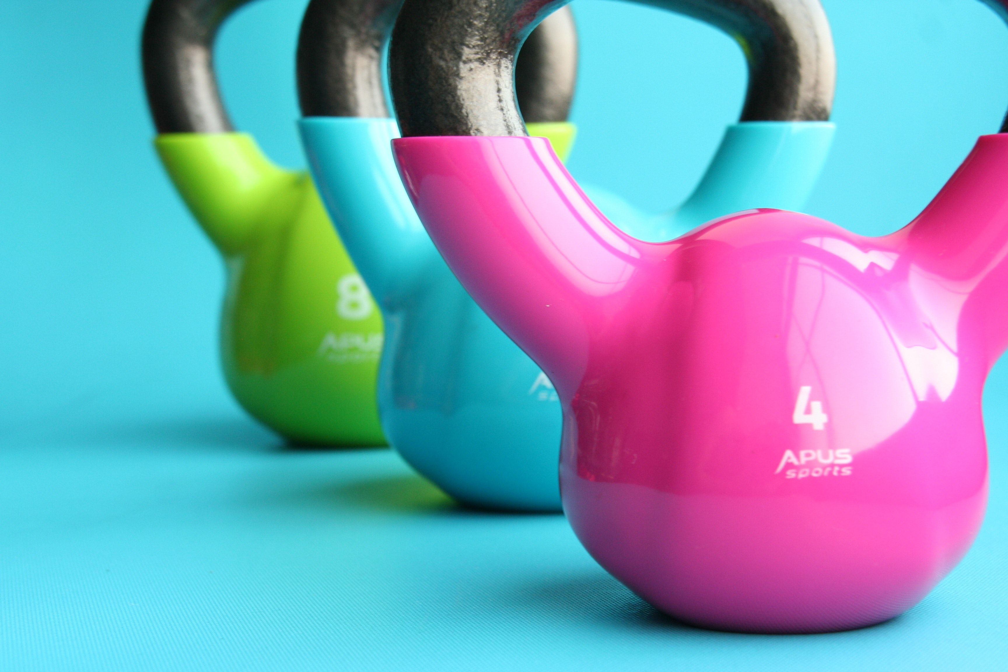 El peso con el que se realizan los kettlebell swing debe ser el adecuado para evitar lesiones.
