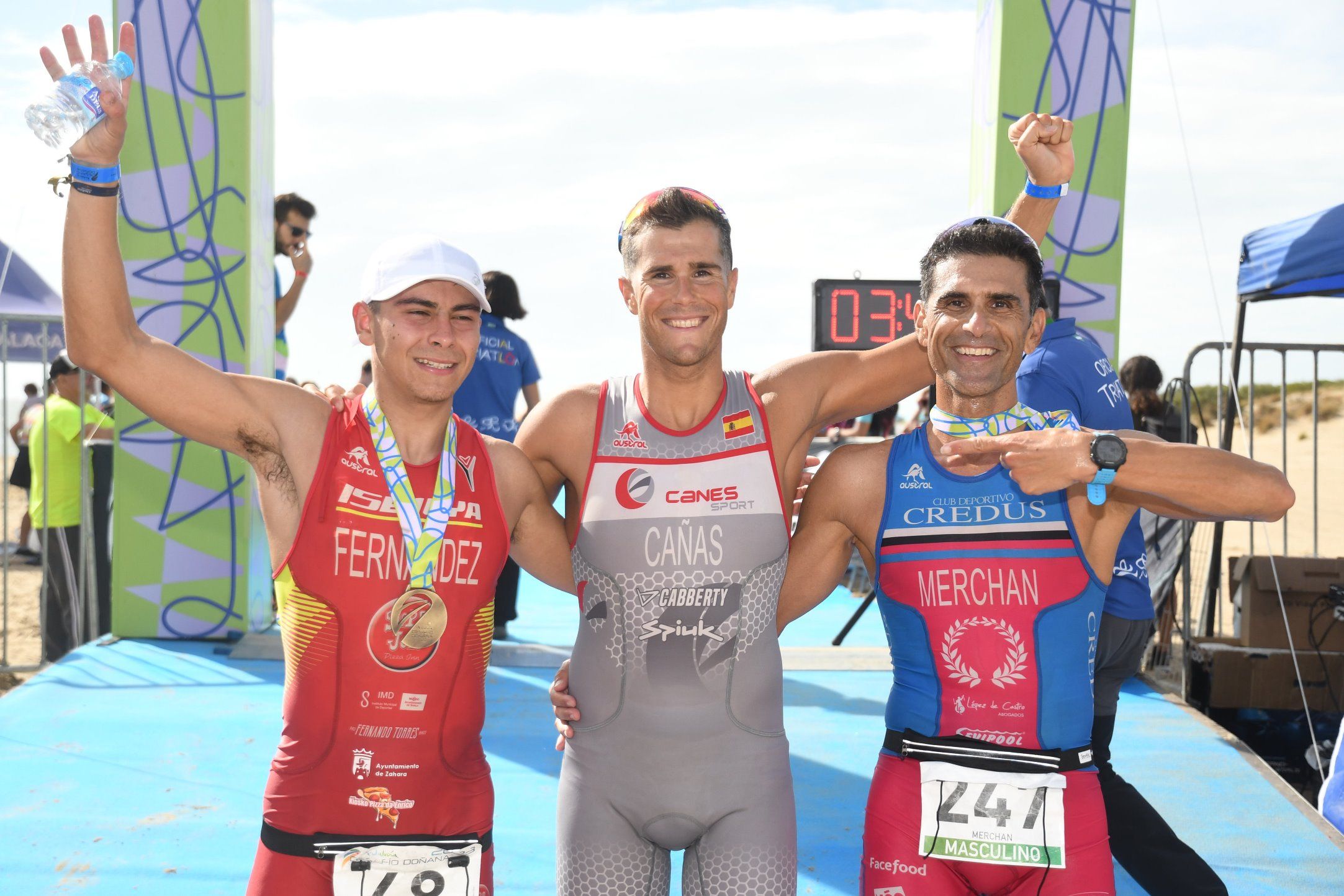 El podio en categoría masculina tras llegar a la línea de meta.