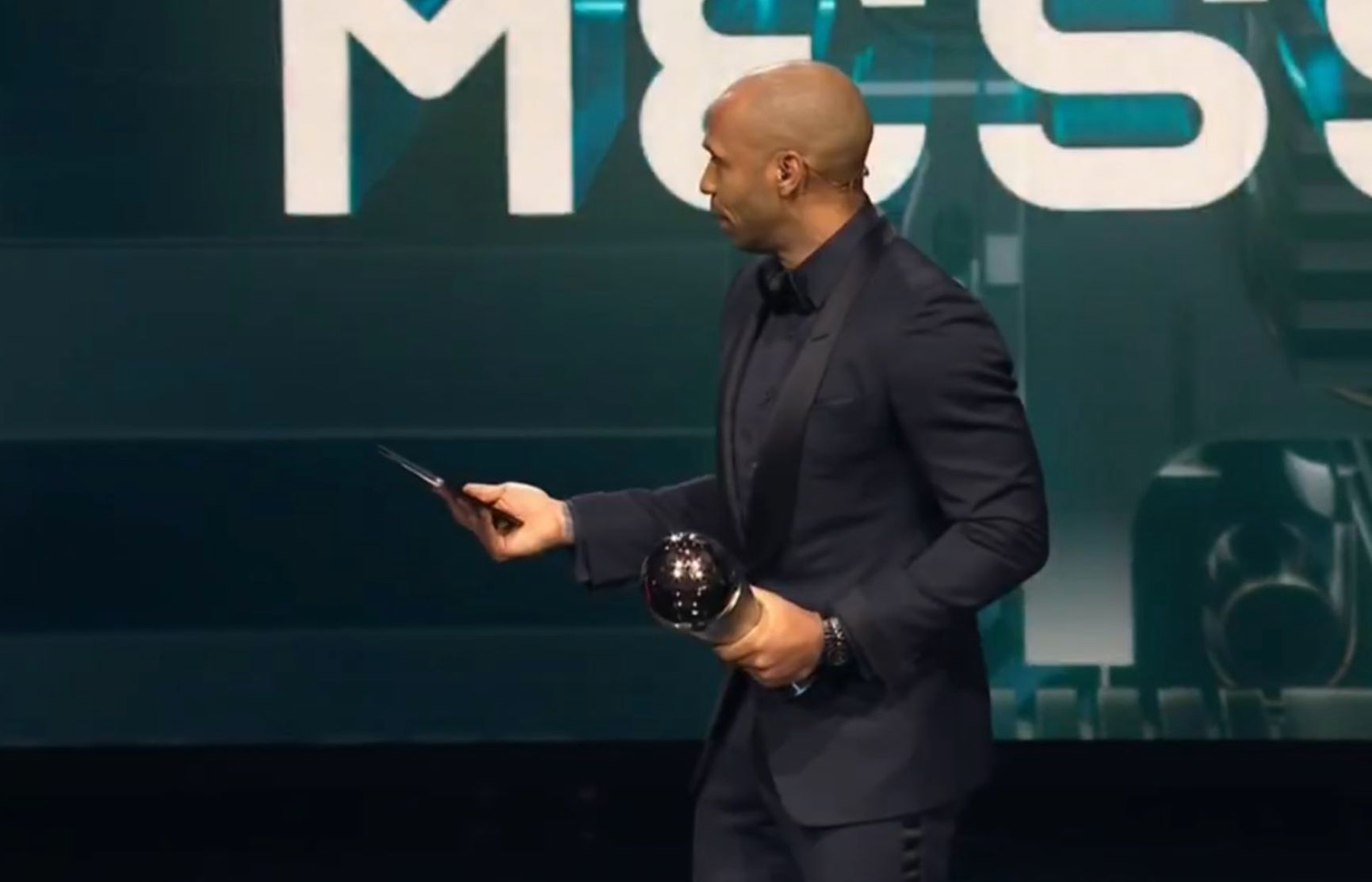 El presentador Henry, con el premio en la mano.