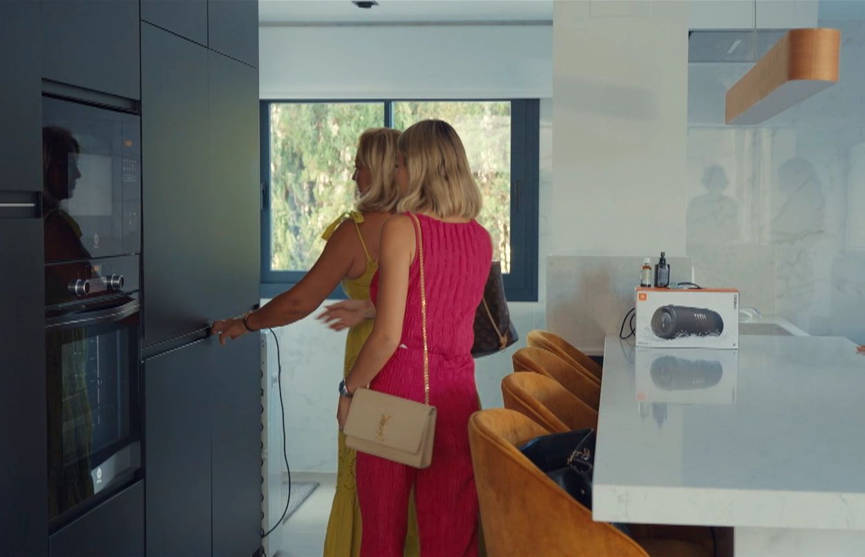  Encarni, la madre de Alba Silva, revisando cada detalle de la casa ('WAGS: Ellas también juegan')