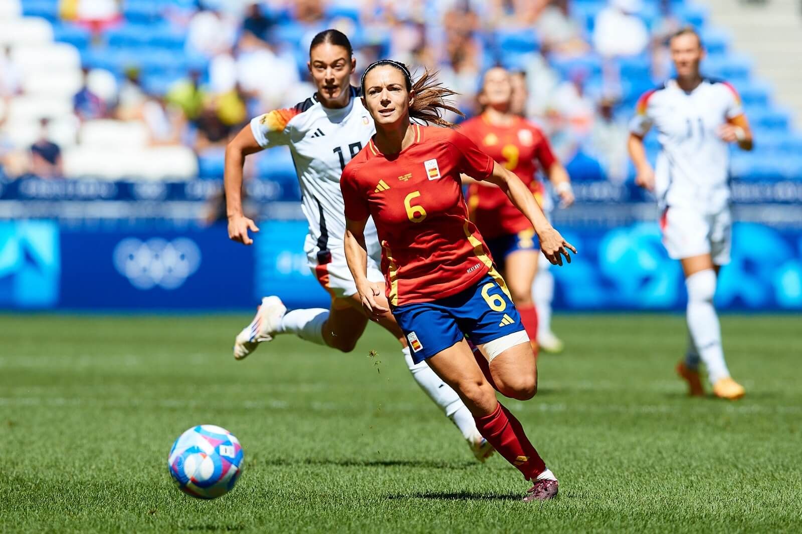  Aitana Bonmatí conduce el balón en el España-Alemania.