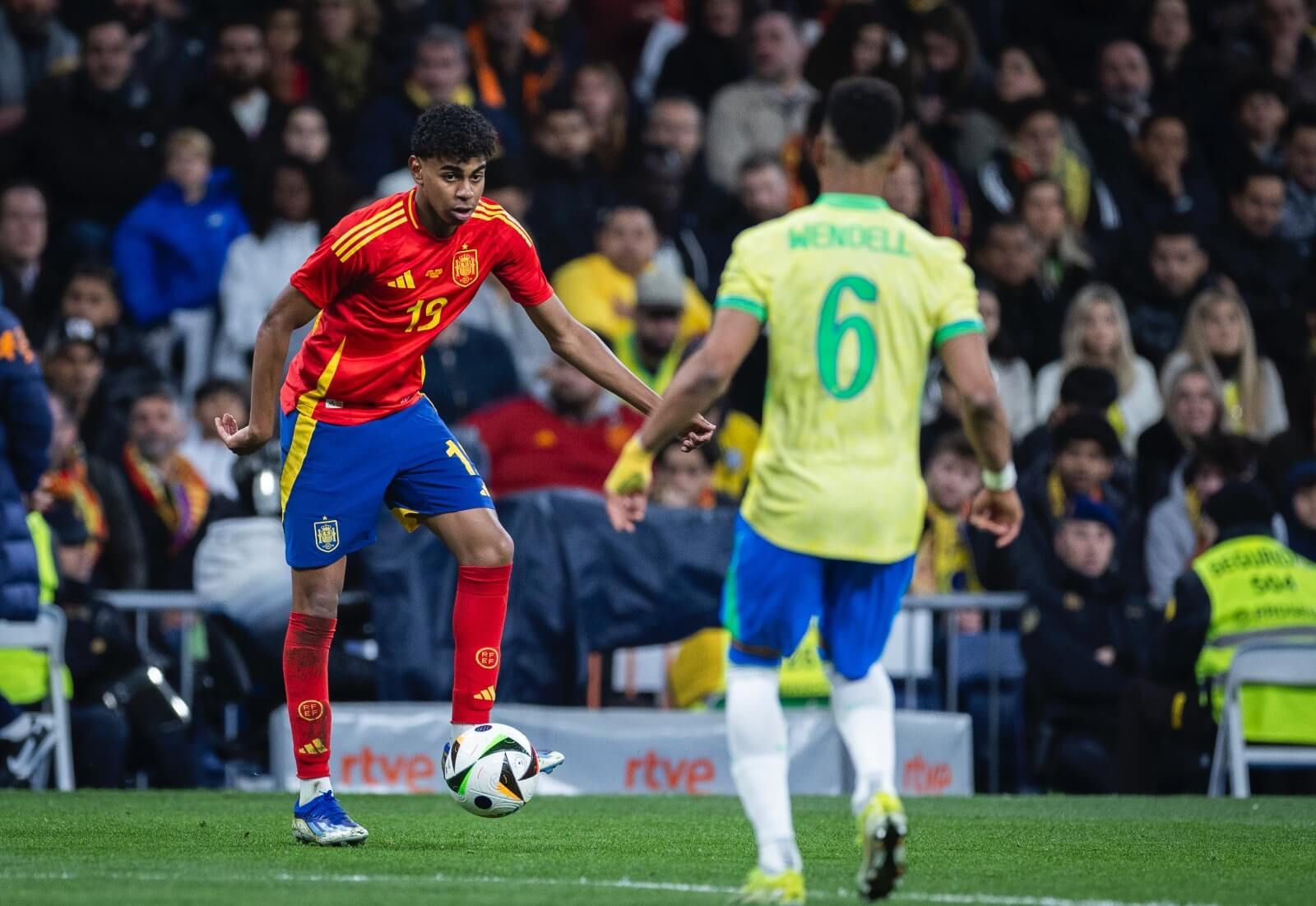 Lamine Yamal controla un balón en el España-Brasil.