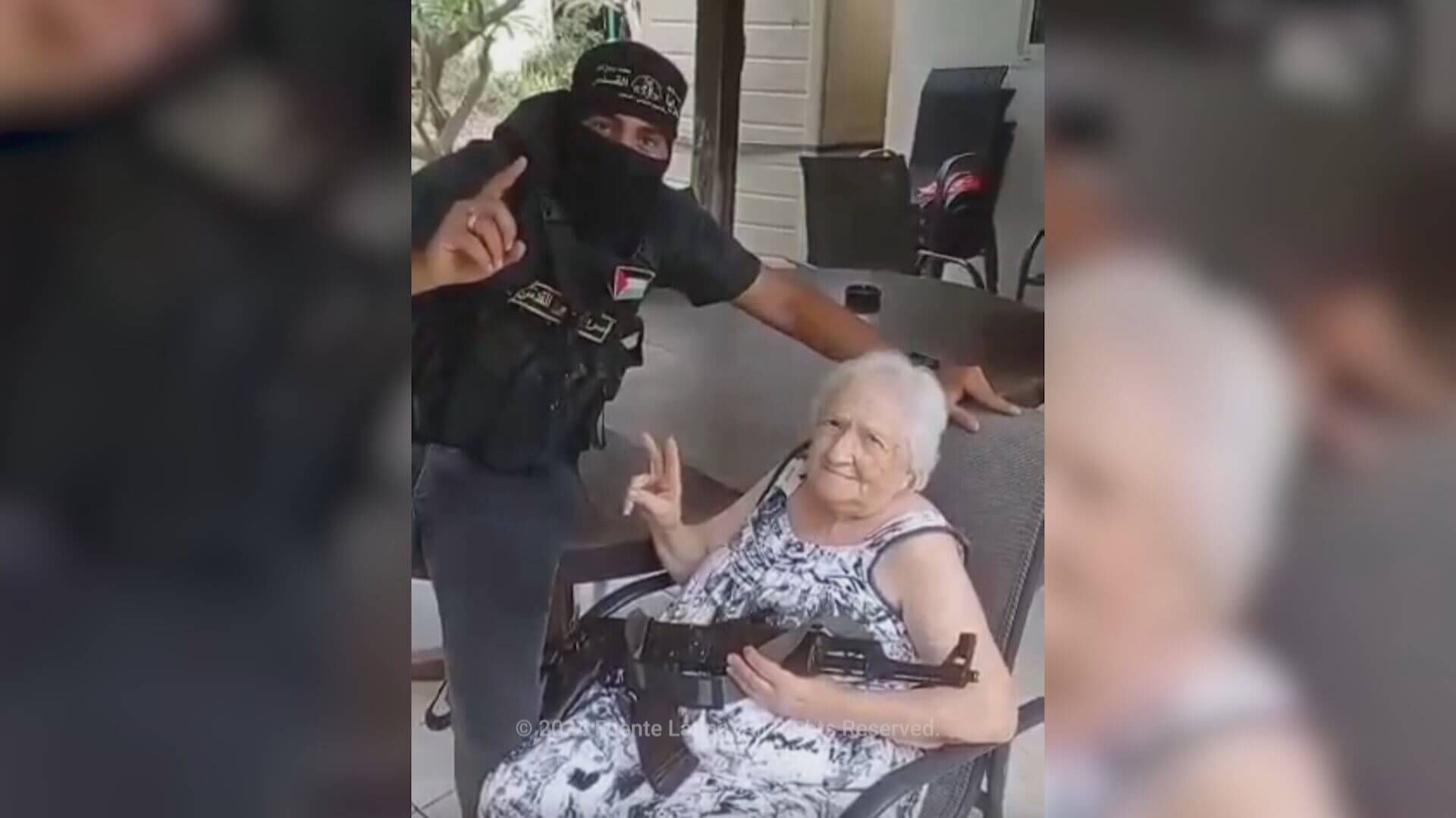  Ester Cuño, con uno de sus captores, tras reconocer que era argentina como Leo Messi (Foto: Captur