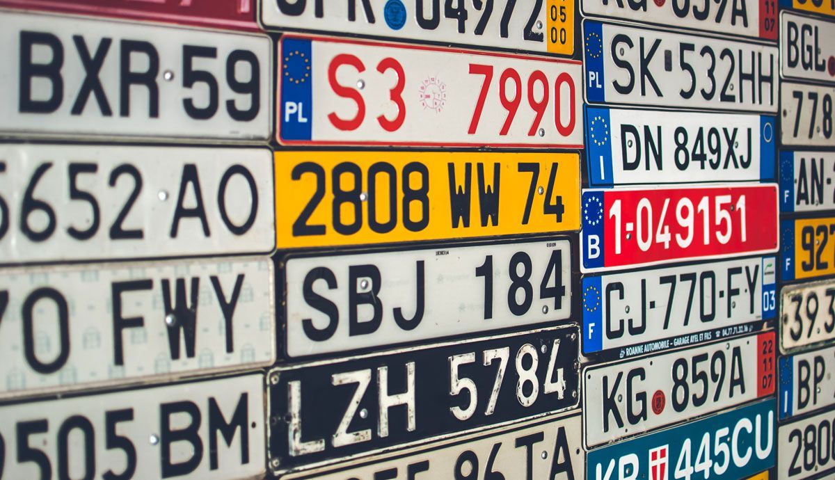 Matrículas rojas y de colores en España.