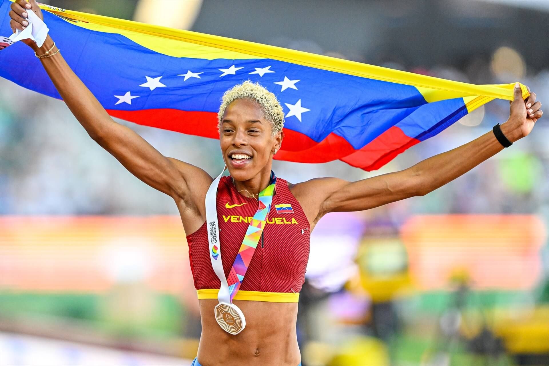 Yulimar Rojas con la bandera de Venezuela