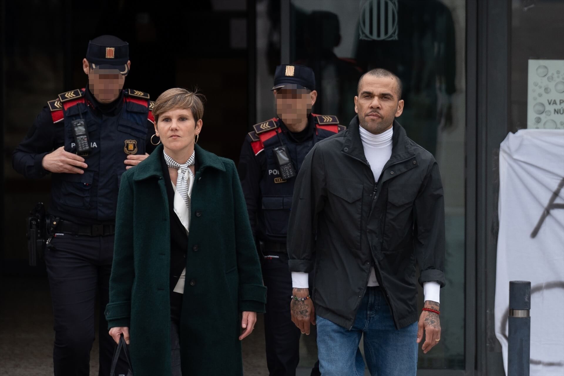  La imagen de Dani Alves saliendo de prisión (Europa Press).