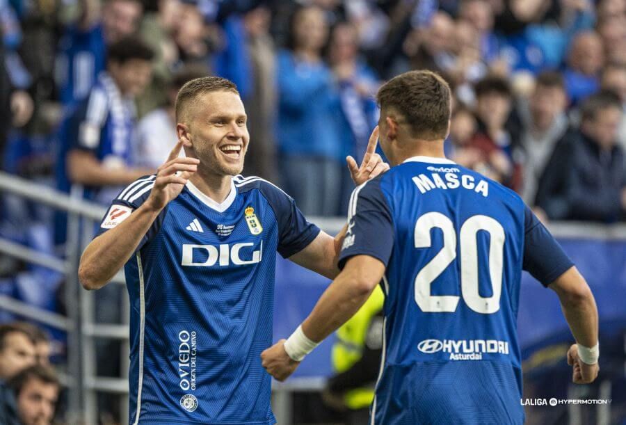  Masca felicita a Alemao tras marcar al Villarreal B.