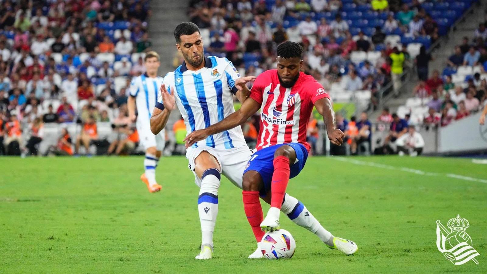 Mikel Merino presiona a Thomas Lemar en el Atlético - Real.