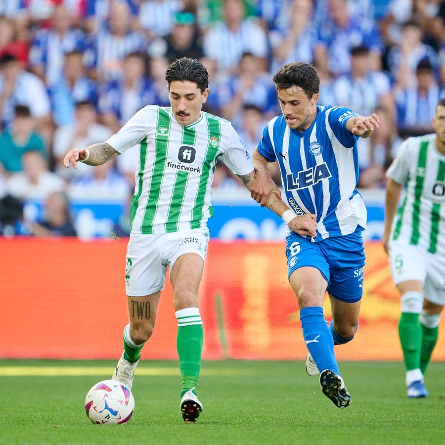 Héctor Bellerín, con la la pelota en sus pies, en el Alavés-Betis de la pasada temporada.