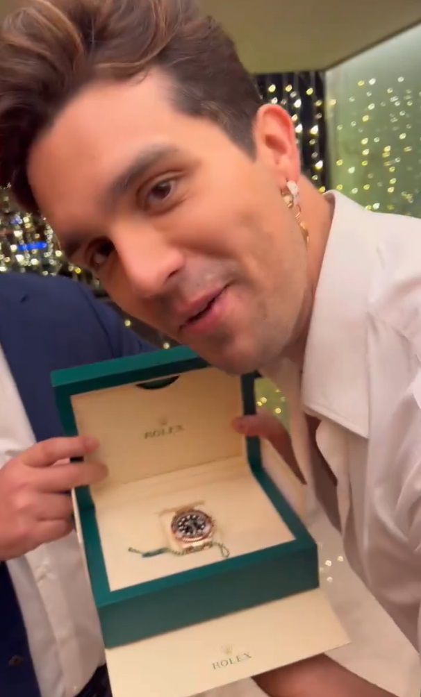  Luan Santana posa con Rolex GMT Master II regalado por Cristiano Ronaldo y Georgina Rodríguez.