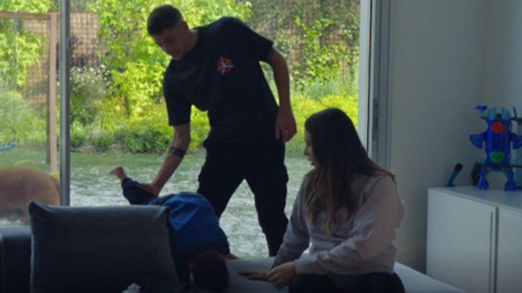  Fede Valverde jugando con su hijo Beni junto a Mina Bonino ('WAGS: Ellas también juegan')