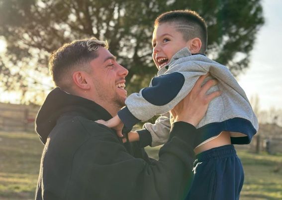  Fede Valverde junto a su hijo mayor, Benicio (@minabonino)