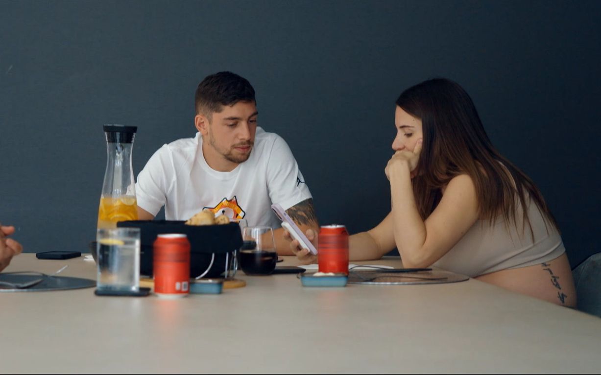 Fede Valverde y Mina Bonino entre bromas en su casa ('WAGS: Ellas también juegan')