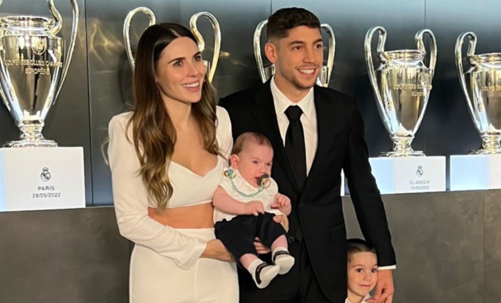  Fede Valverde y Mina Bonino junto a sus hijos en la renovación (@minabonino)