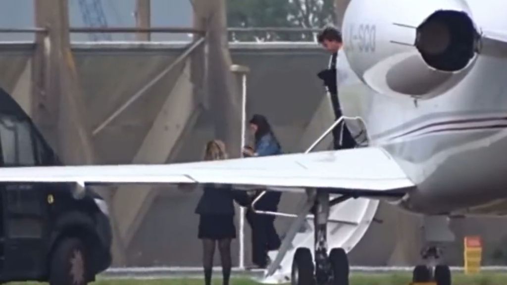  Fernando Alonso y Melissa Jiménez bajándose juntos de un avión (@F1PrivateJetSpotter)