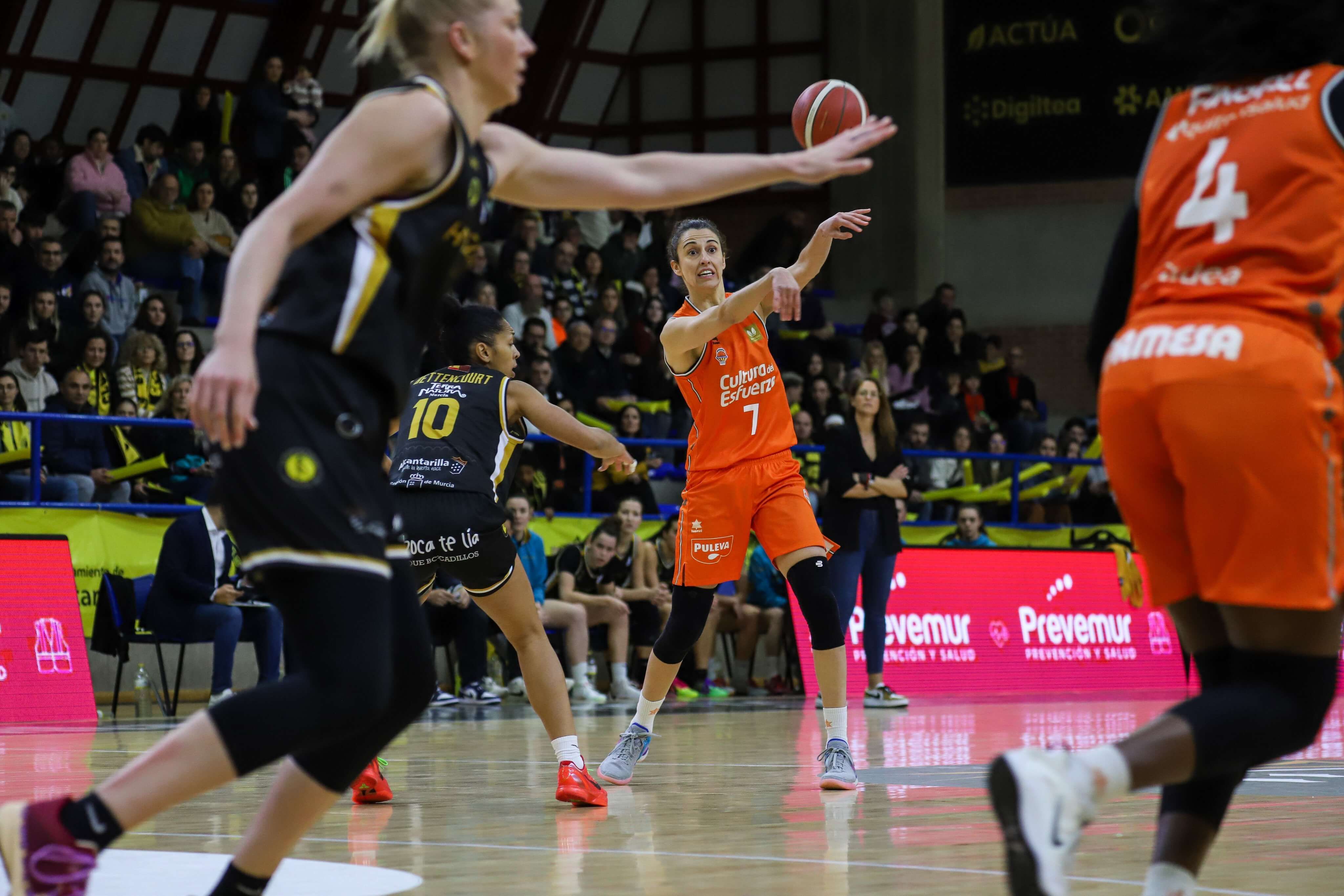 Final de infarto y derrota del Valencia Basket en la pista de Hozono Global Jairis (74-72)