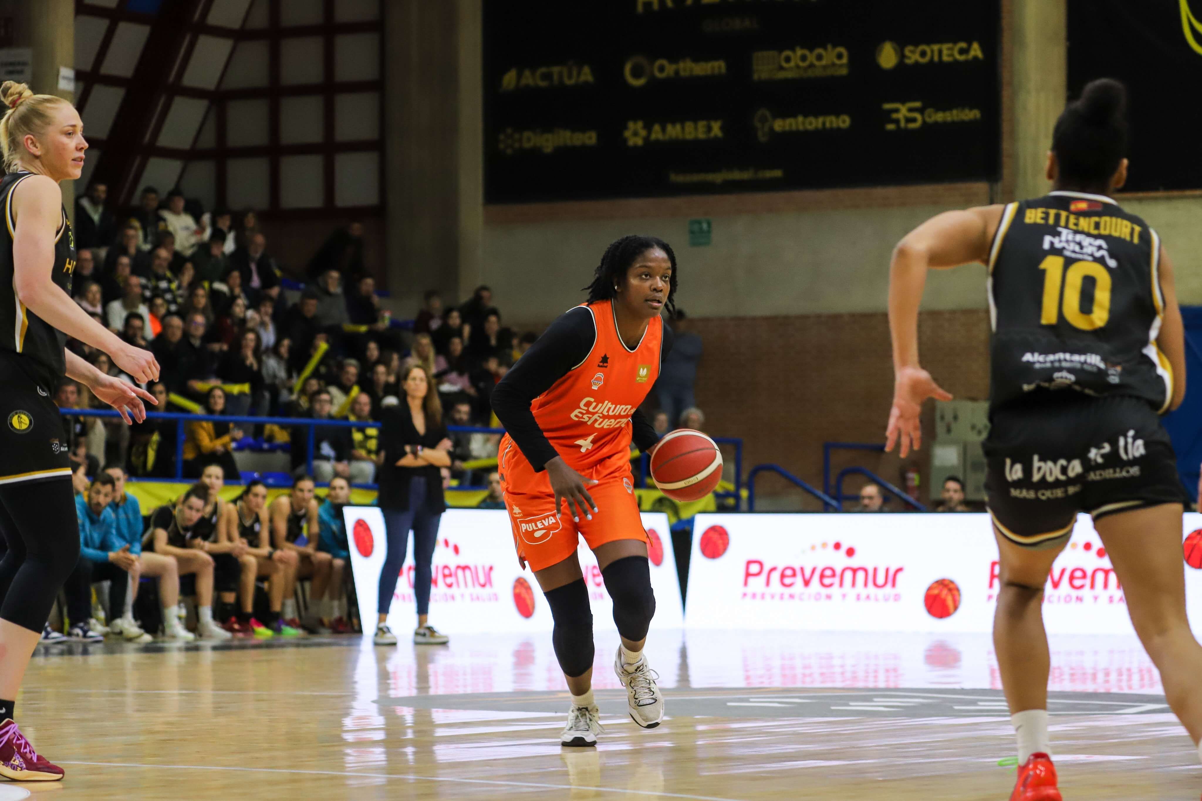 Final de infarto y derrota del Valencia Basket en la pista de Hozono Global Jairis (74-72)