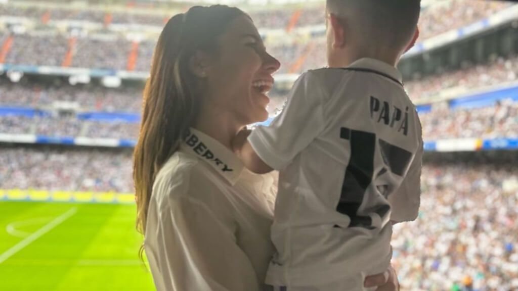 Mina Bonino y su hijo Beni en el Santiago Bernabéu