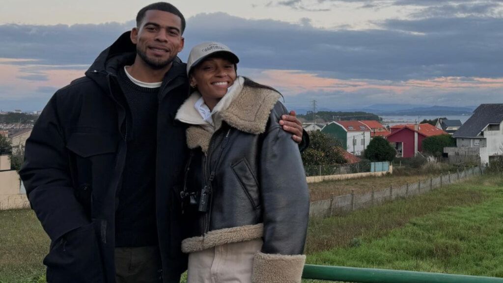  Ana Peleteiro y Benjamin Compaoré en los terrenos de su nueva casa