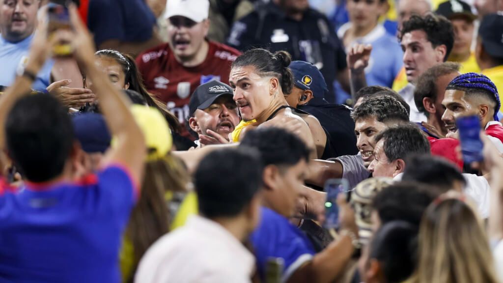  Darwin Núñez peleando contra aficionados colombianos en la Copa América (EFE)