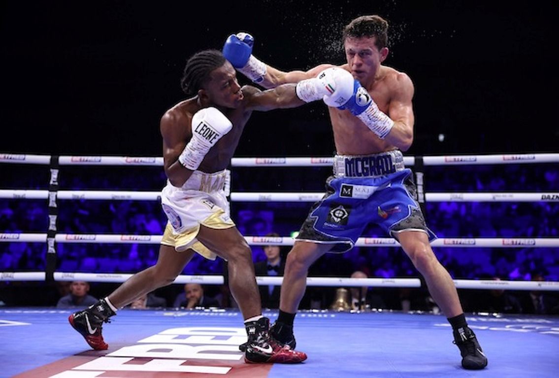 Fran Mendoza conecta un golpe sobre el zurdo McGrail en la pelea de Inglaterra.