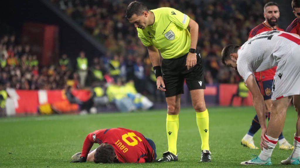  Gavi en el momento de la lesión del ligamento cruzado anterior. (Cordon Press)