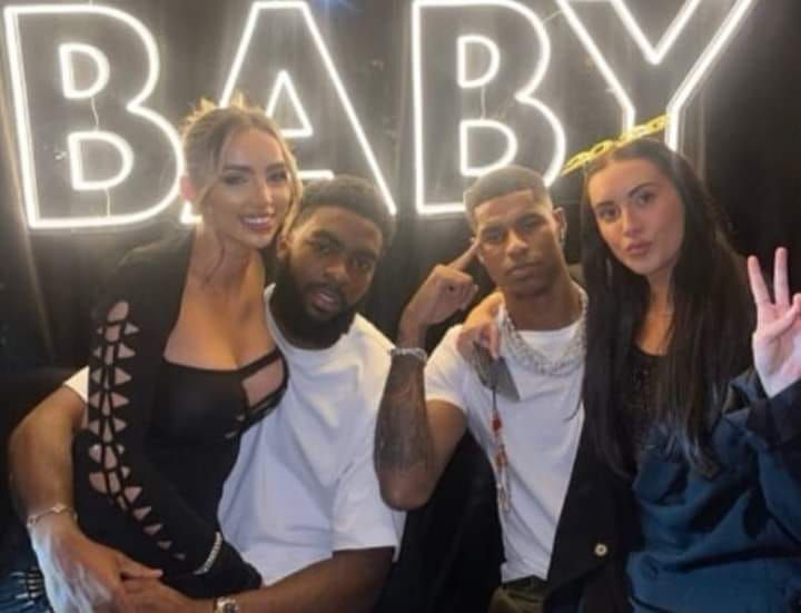  Ro-Shaun Williams y Marcus Rashford, fotografiados en un local nocturno.