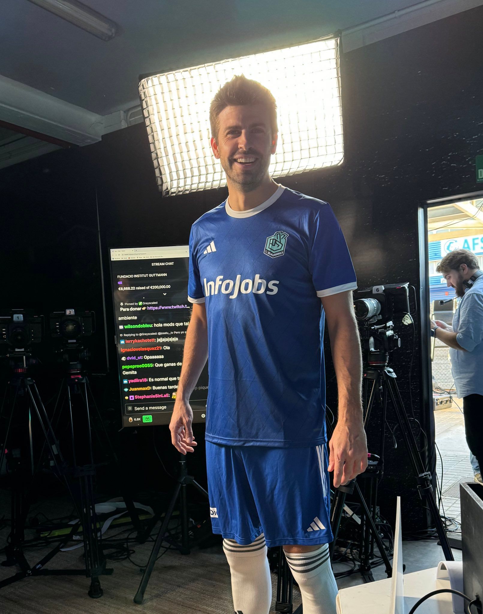  Gerard Piqué con la camiseta de 'El Barrio' en el torneo Ibainéfico.
