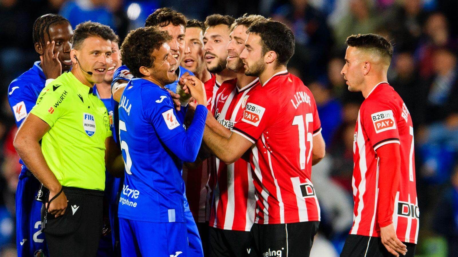  Gil Manzano, listo para expulsar a Yeray en el Coliseum de Getafe.