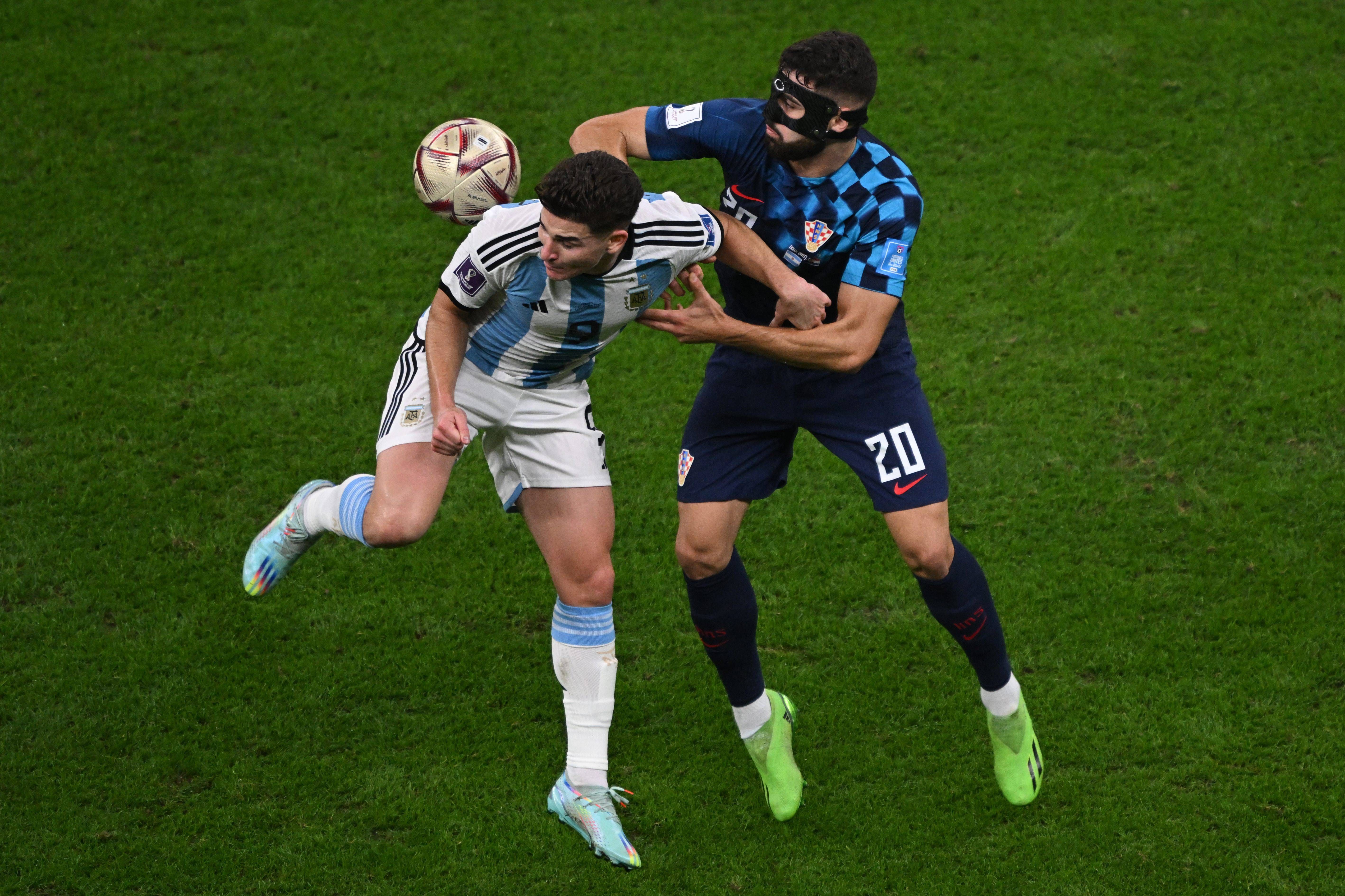 Gvardiol y Julián Álvarez disputando la posesión en semifinales del Mundial de Qatar (Foto: Cord