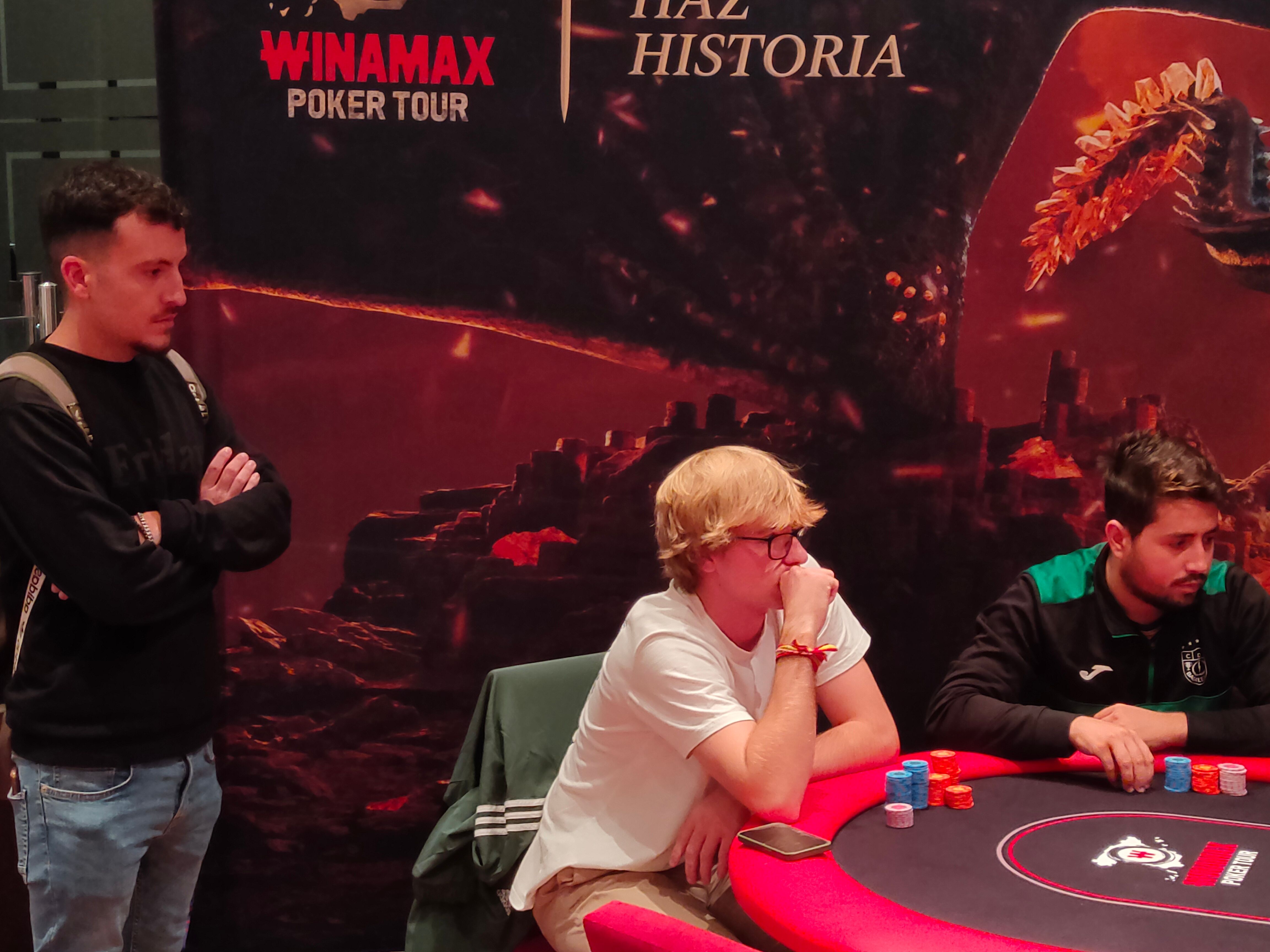 Ha quedado eliminado, pero Javier (izquierda) sigue de cerca la partida.