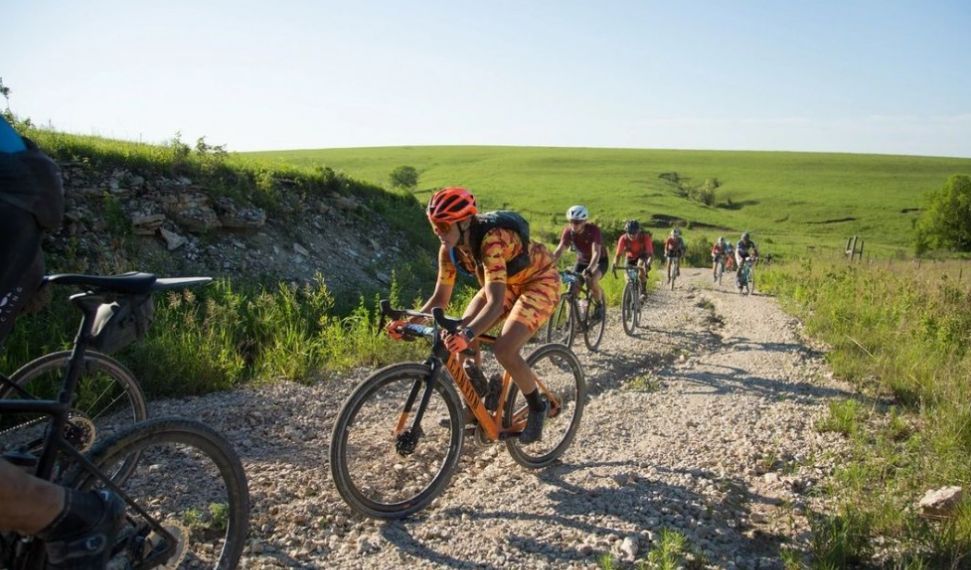  Hombres y mujeres disfrutan del Gravel (Foto:CEU)