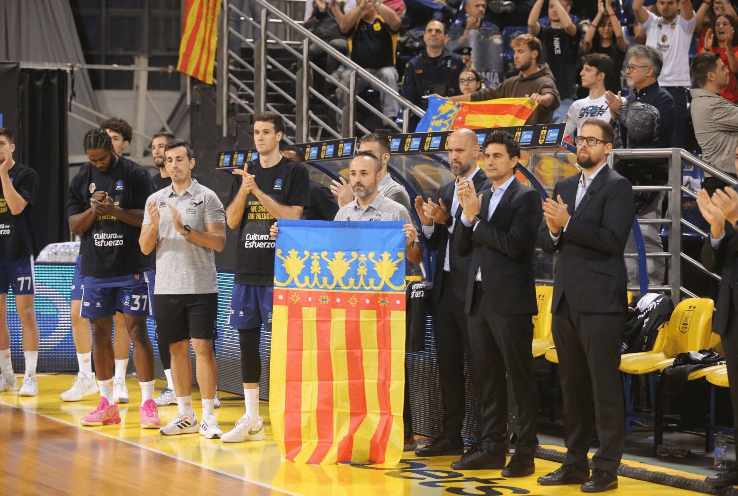 Homenaje del Valencia Basket a los afectados por la DANA en Grecia (Fotos: Megapress / Aris BC Mide