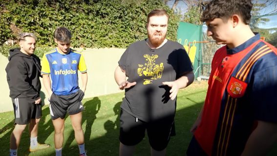  Ibai Llanos junto a Spursito y los hermanos Buyer en el vídeo de 'Penaltis de la muerte' (Canal de